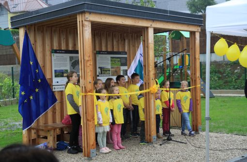 Odprtje poti so s petjem popestrili otroci iz Goričice. Foto: Petra Hladnik