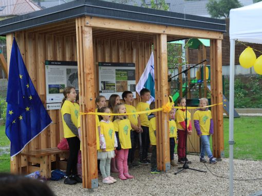 Odprtje poti so s petjem popestrili otroci iz Goričice. Foto: Petra Hladnik